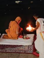HH Swamiji performs Ganga Arati at Raja Ghat (26.03.2025)